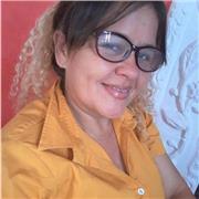 Profesora imparte refuerzo a niños de primaria