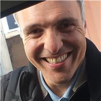 Ingeniero dicta clases de apoyo para secundarios y universitarios