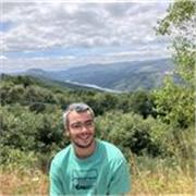 Soy un profesional de la educación de 26 años, graduado en educación primaria con mención en inglés y francés y con un máster.