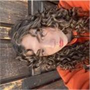 studentessa che vuole aiutare i ragazzi