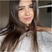 Estudiante graduada de bachillerato científico que da clases a jóvenes de 5-18 años