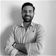 Me defino como una persona cercana y estructurada, que entiende la enseñanza como un proceso práctico y significativo.