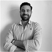 Me defino como una persona cercana y estructurada, que entiende la enseñanza como un proceso práctico y significativo.