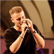 Studente di Composizione offre lezioni di: pianoforte, chitarra acustica, armonia, songwriting e produzione musicale