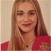 estudiante de universidad estudiando marketing en inglés y habiéndose ido un año a estados unidos  estudiar allí 