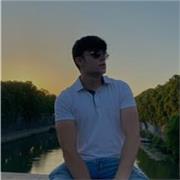 Profesor de matemáticas imparte clases a niños desde los 5 hasta los 16