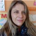 Profesora de primaria entusiasta y enamorada de los niños.
