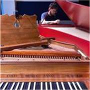 Profesor de piano y clavecín con formación profesional en México y Europa. Clases para todas las edades, con especial atención a quienes desean iniciar o retomar la música en la edad adulta