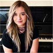 Magister en educación musical. Experiencia un docencia universitaria de piano,  solfeo y armonía. Online o presencial.