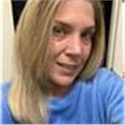 Extrovertida, alegre, cariñosa, atenta, implicada en mi trabajo. 