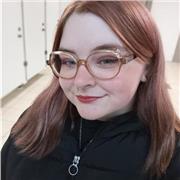 Étudiante au lycée avec un bon niveau d'anglais