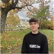 Estudiante de Biología en la UCM y graduado en Bachillerato Internacional. 