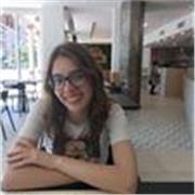 Studentessa spiega letteratura italiana ai ragazzi delle superiori con lezioni che portano ad amare la materia