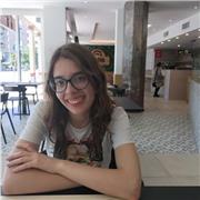 Studentessa spiega letteratura italiana ai ragazzi delle superiori con lezioni che portano ad amare la materia