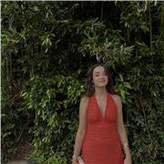 Titulada en en Grado profesional de música con especialidad en piano por el Conservatorio Jesús de Monasterio, en Santander.