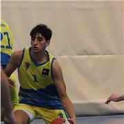 Profesor de baloncesto para todas las edades con disciplina y mejora cada día