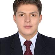 Bachiller en ingeniería electrónica imparte clases a estudiantes de secundaria y universitario