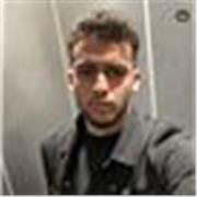 Coach de natation donne des cours à distance afin de pouvoir perfectionner sa technique de nage ou l’apprentissage d’une nage