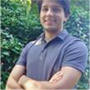 Profesor bilingue imparte clases de biologia para ninos de todas las edades