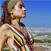 diplomata in lingue (inglese, spagnolo, tedesco) con 100/100 offre lezioni di lingue, disegno, italiano, matematica elementari/medie