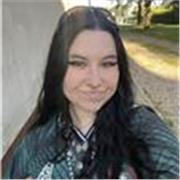 Estudiante de diseño con amplio conocimiento en lenguas. Nivel C1, certificado B2 en inglés y nivel A2/B1 de italiano.