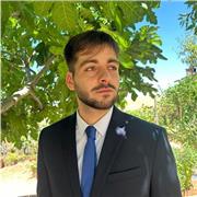 Soy un profesor cercano, atento y comprometido con el desarrollo de sus alumnos que imparte en cualquier nivel de la ESO.