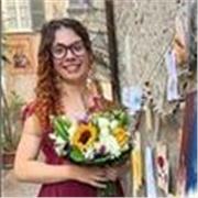 Insegnante di storia dell'arte, letteratura e storia, con esperienza. Laureata in scienze dei beni culturali.