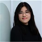 Mathe-Tutorin, die Schüler aus der Oberstufe unterrichtet