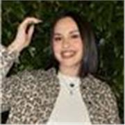 Empática, paciente, comunicativa y con vocación educativa. J