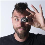 Mi nombre es Aljaz. Tengo maestría en Artes Visuales. Soy fotógrafo apasionado con más de 15 años de experiencia profesional en diferente tipos de fotografía. No importa tu nivel de conocimiento previo o el tipo de cámara que utilices, estoy aquí pa