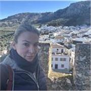 Profesora de inglés certificada, estudié en Estados Unidos y soy bilingüe. Me gusta enseñar de manera interactiva.