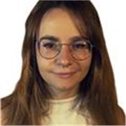 Profesora de refuerzo de todas las materias, aunque especializada en matemáticas, lengua, idiomas e historia. También presenciales