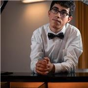 Laureato col massimo dei voti e lode presso il Conservatorio di Trento offre lezioni di pianoforte classico