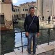 Laureato in lingue e letterature straniere