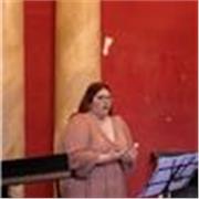 Laureata in canto lirico offre lezioni di canto e musica generale