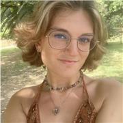 Sono Alessia ed ho svolto 1 anno di studi in Canada e 4 di liceo classico. Offro aiuto compiti e ripetizioni di inglese e latino