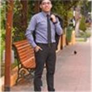 Profesor de Historia imparte clases a niños y adolescentes de 10 a 15 años