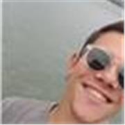 Estudiante universitario de lenguas da clases de ingles para niños