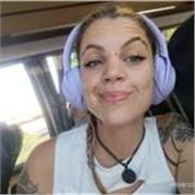 profesora de historia, preferiblemente comprendo entre 1º y 2º de la ESO. 