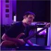 Clases de bajo eléctrico, guitarra y producción musical. Aprende técnica, repertorio y creatividad con un método práctico y personalizado