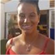 Profesora de inglés imparte clases de toda edad