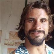 Professor de historia ensina crianças e adolescentes sobre conteudos de ensino fundamental e medío