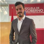 Graduado en Periodismo y CC Políticas, con experiencia docente a nivel universitario. 
