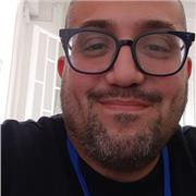 docente di italiano impartisce lezioni per stranieri o per studenti di scuole medie e superiori