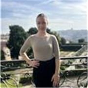Soy una chica con grado FP  de administración y finanzas, actualmente estudiando una carrera y obteniendo el First de inglés.