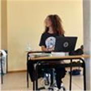 Ragazza diplomata con pieni voti impartisce ripetizioni per alunni delle scuole medie