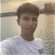 Profesor joven de Barcelona; con experiencia, paciente y cercano. Conecta muy bien con niños: aprenden, mejoran y disfrutan. 