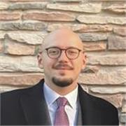 Laureato in scienze politiche e delle relazioni internazionali nonché in economia della cooperazione e del commercio internazional
