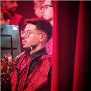Docente di musica impartisce lezioni di sassofono, teoria musicale, armonia