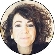 Scénographe et artiste, forte de plus de 15 ans d'expérience, je propose des cours de français, dessin, arts plastiques et culture